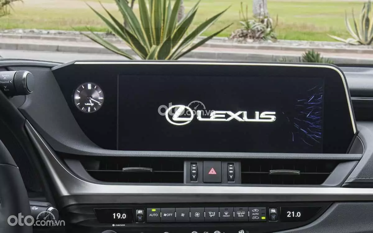 màn hình giải trí Lexus ES 300h.