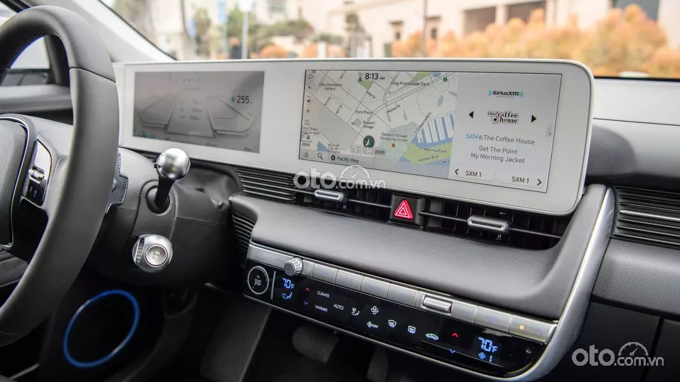Màn hình đôi kích thước lớn, tăng vẻ cao cấp cho mẫu SUV điện phổ thông.