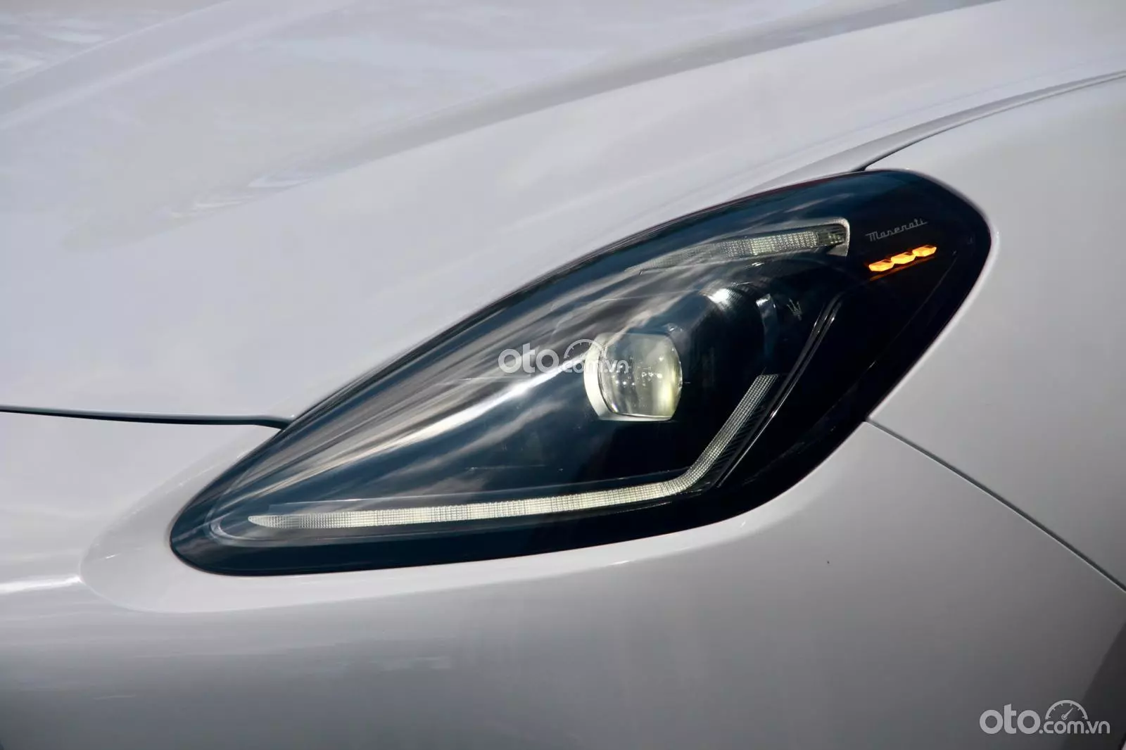 Đèn chiếu sáng trước thiết kế vuốt ngược sắc sảo.