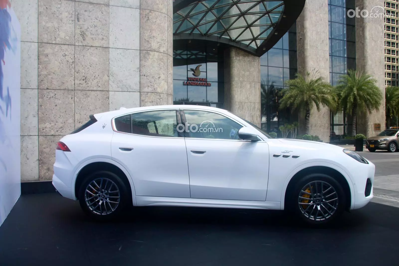 Thân xe Maserati Grecale sinh động với những đường nét uốn lượn trực quan.