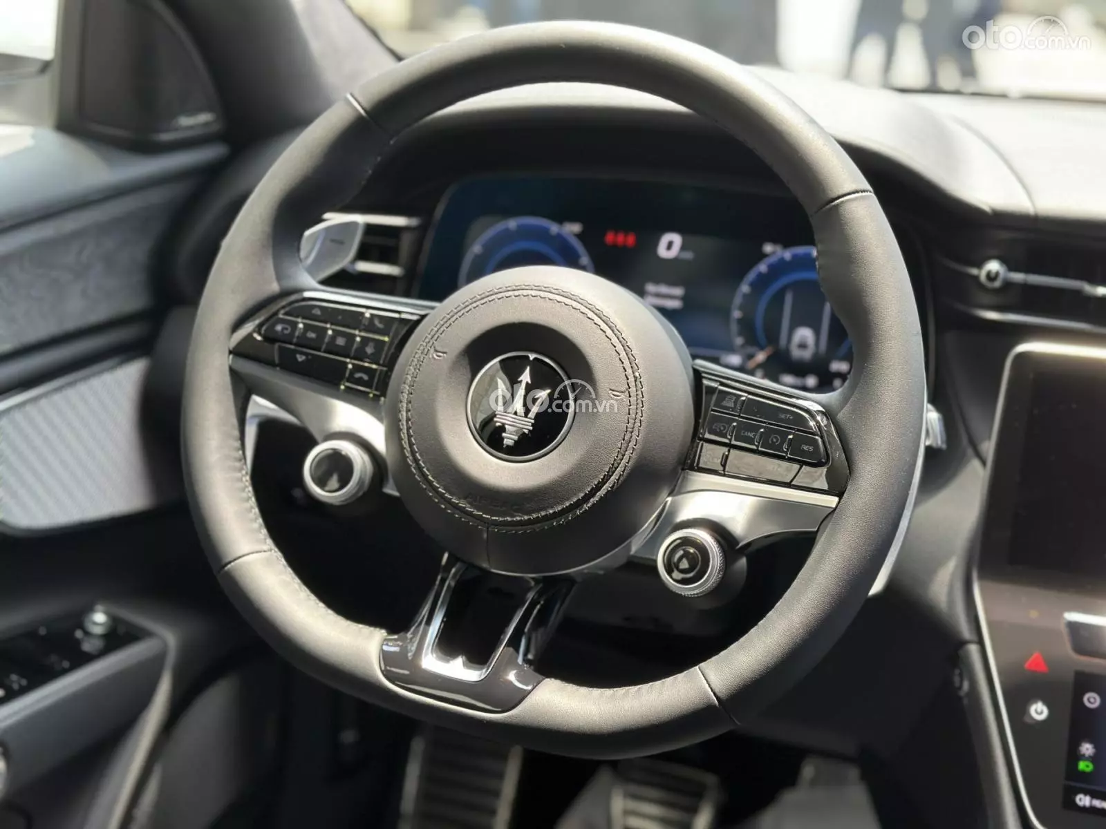 Vô lăng xe Maserati Grecale.