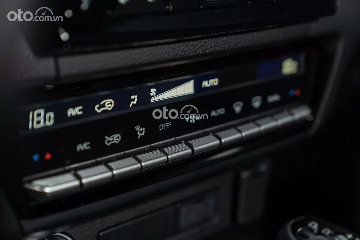 các nút điều khiển xe Mazda BT 50 2021.