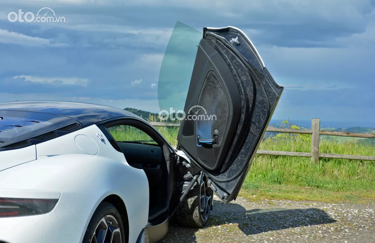 cánh cửa xe Maserati MC20.