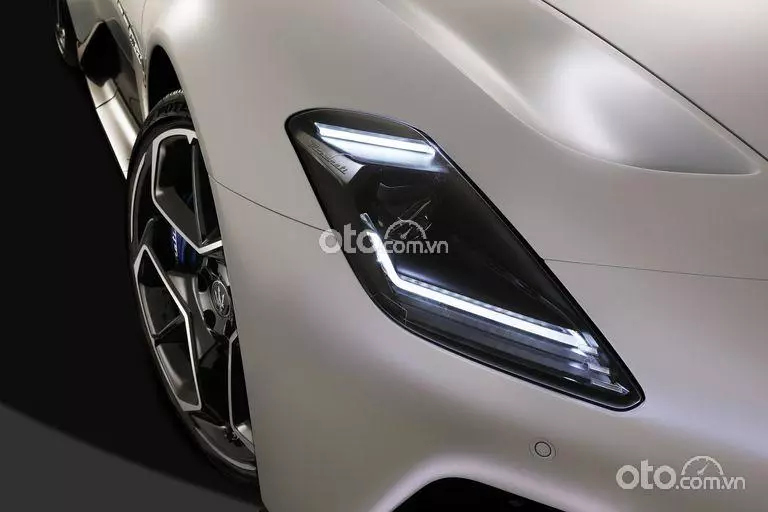 đèn chiếu sáng trước xe Maserati MC20.