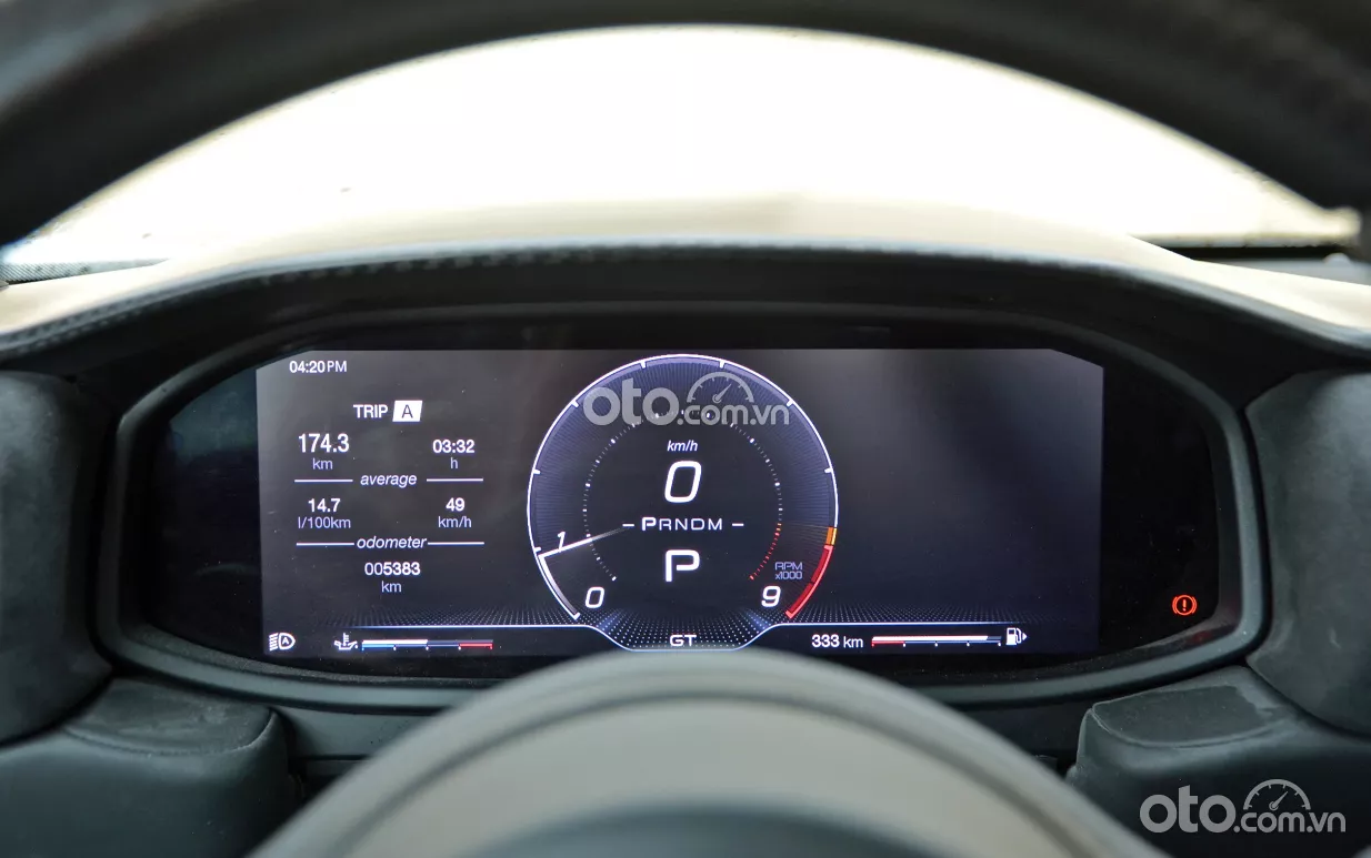 đồng hồ kỹ thuật số xe Maserati MC20.