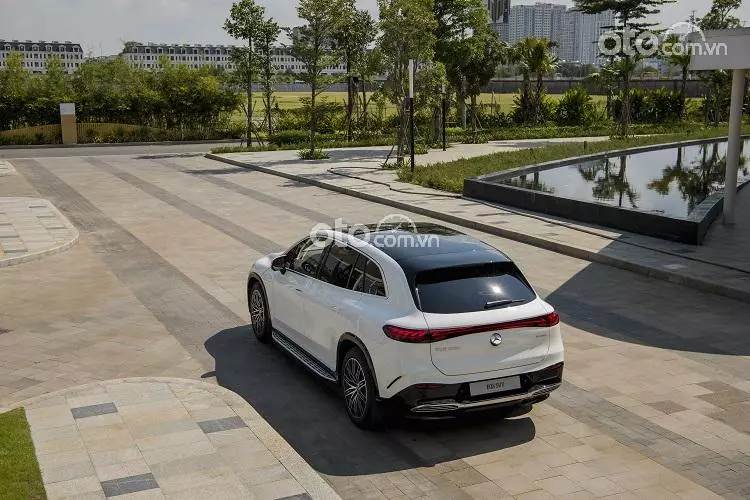 Vận hành Mercedes-Benz EQS 500 4Matic.