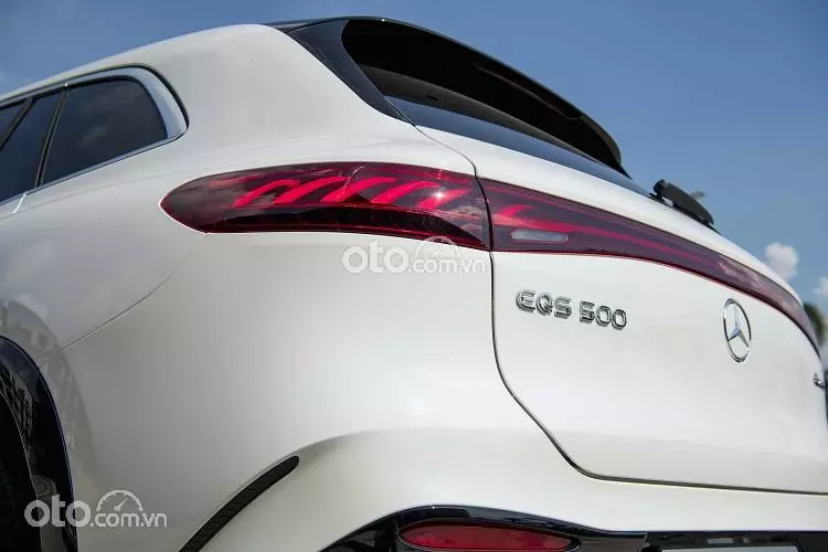 Cụm đèn hậu LED.