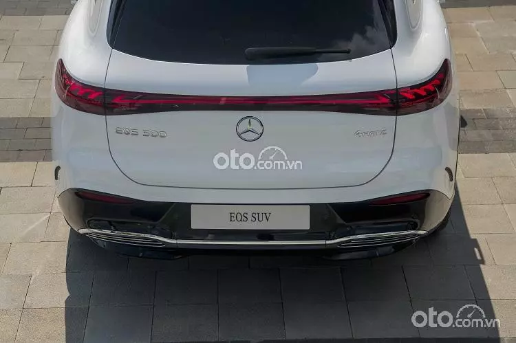 Phía sau xe Mercedes-Benz EQS 500 4Matic.