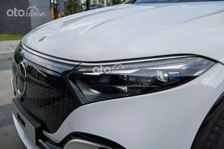 Cụm đèn chiếu sáng trước của xe.