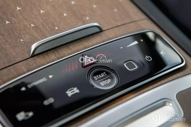 Khởi động xe Mercedes-Benz EQS 500 4Matic .