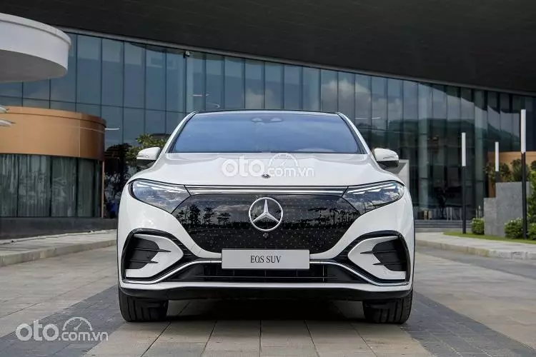 Đầu xe Mercedes-Benz EQS 500 4Matic .