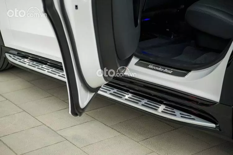 Bệ bước ốp nhôm với các chi tiết đệm cao su bổ sung và đèn chiếu sáng.