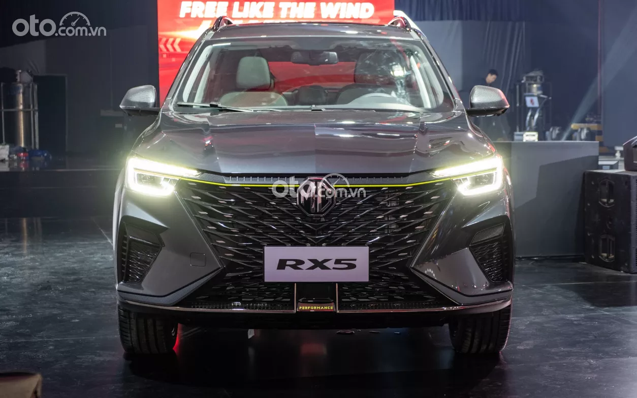 Đầu xe MG RX5.