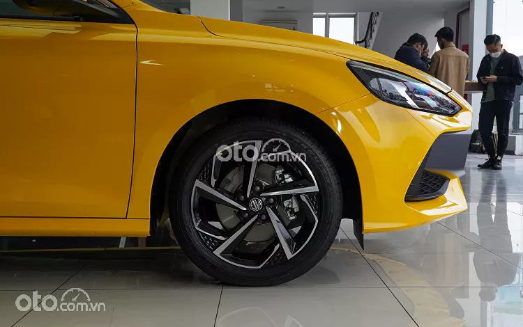 la-zăng hình cánh hoa phay xước có kích thước 17 inch.