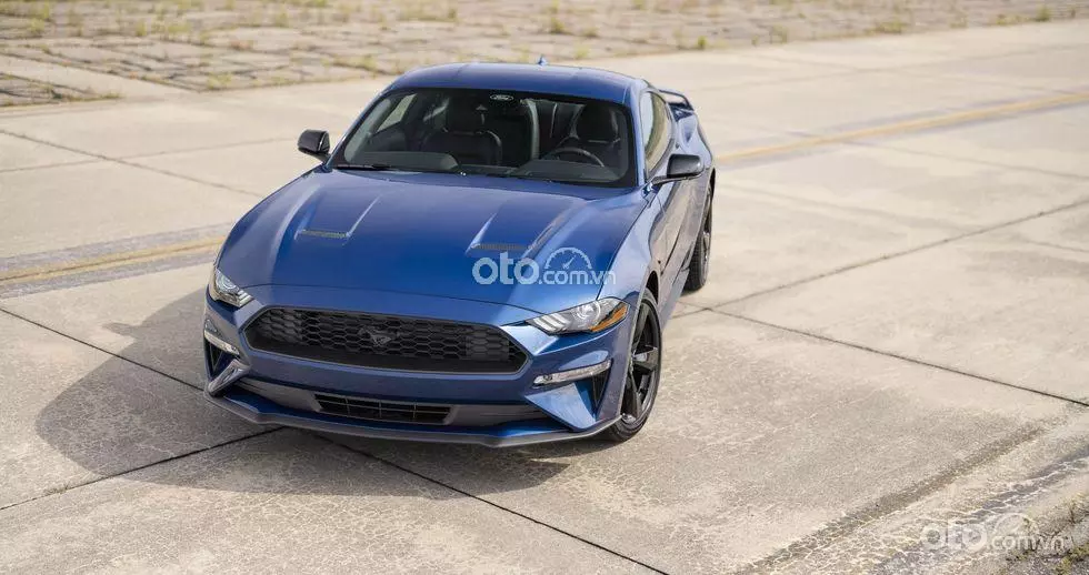 Vận hành xe Ford Mustang 2022.