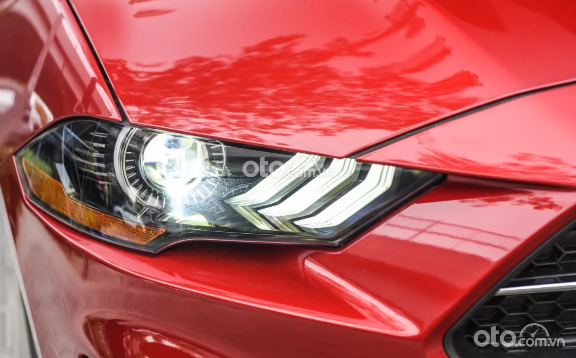 đèn chiếu sáng trước xe Ford Mustang 2022.