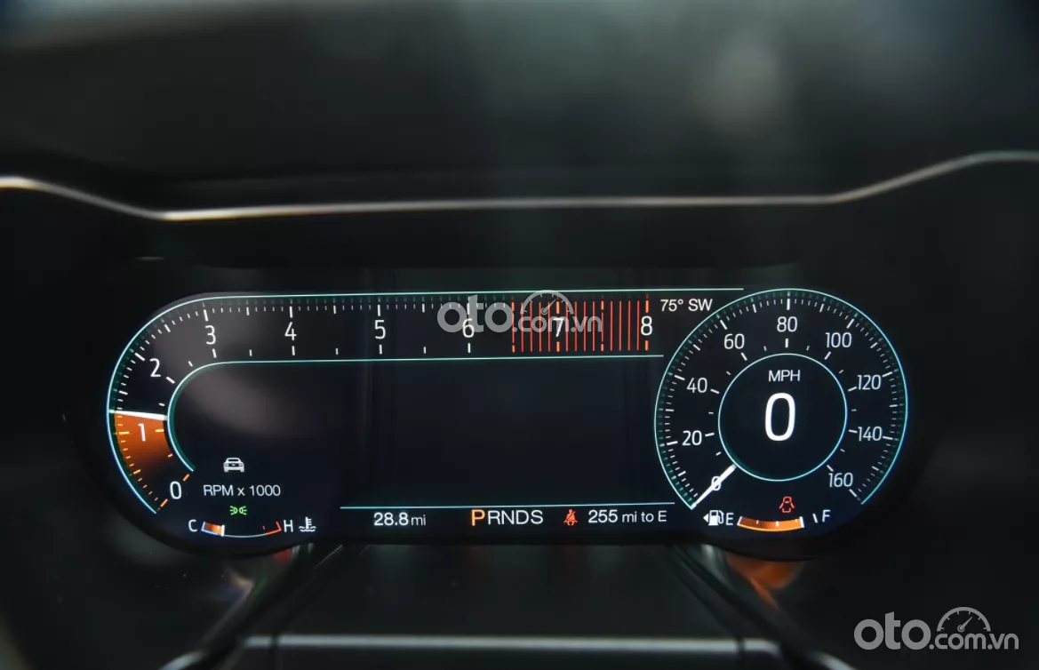 đồng hồ thông tin xe Ford Mustang 2022.