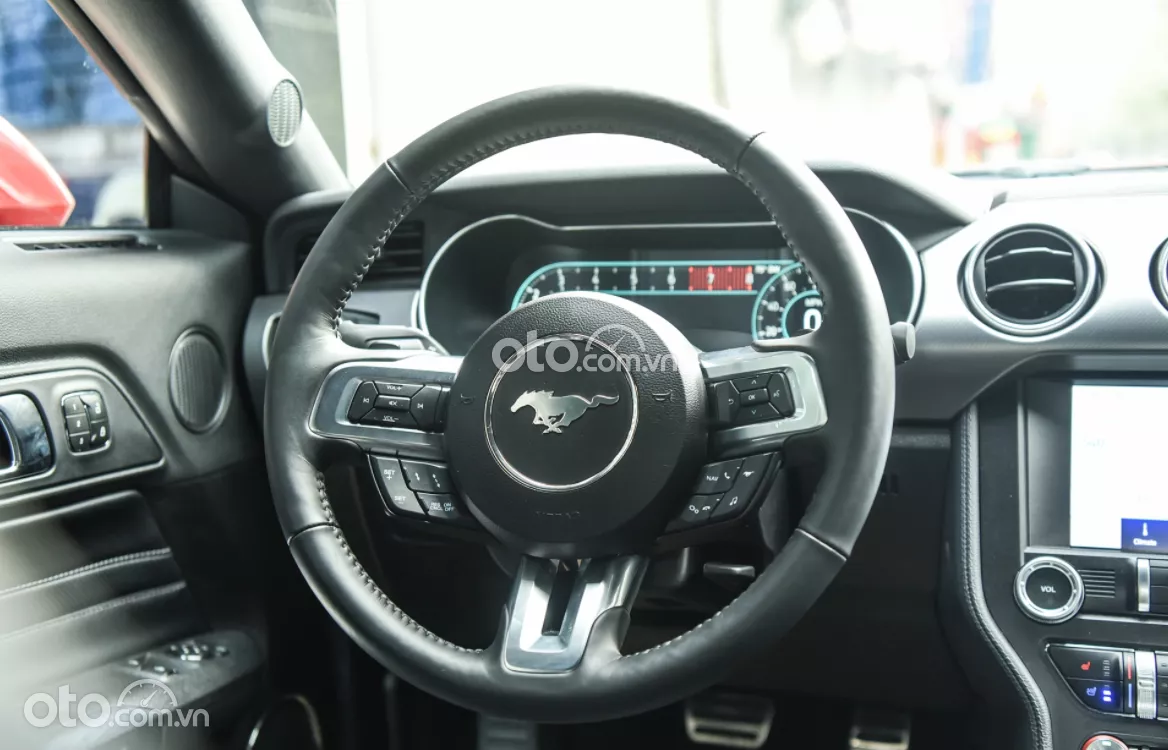 vô-lăng xe Ford Mustang 2022.