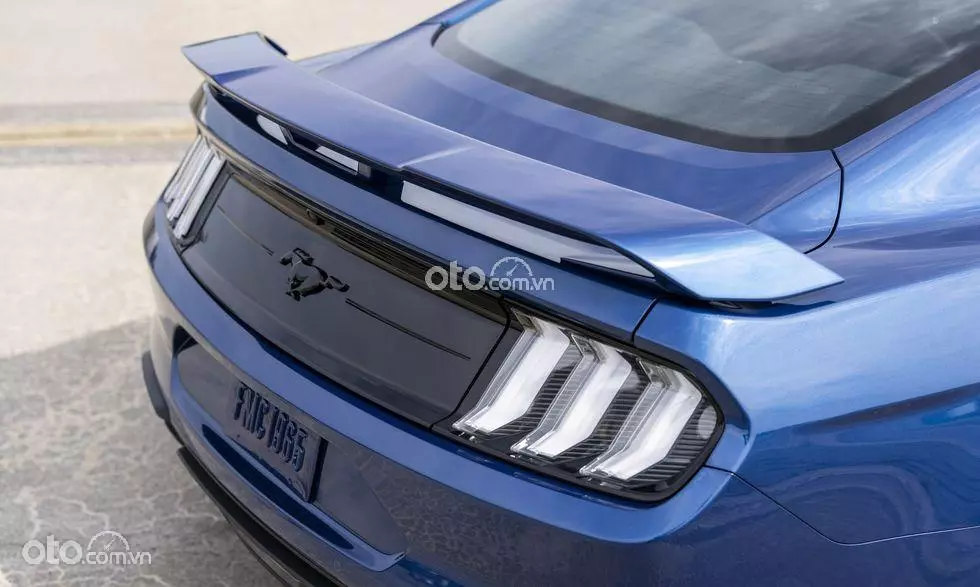 cánh lướt gió xe Ford Mustang 2022.
