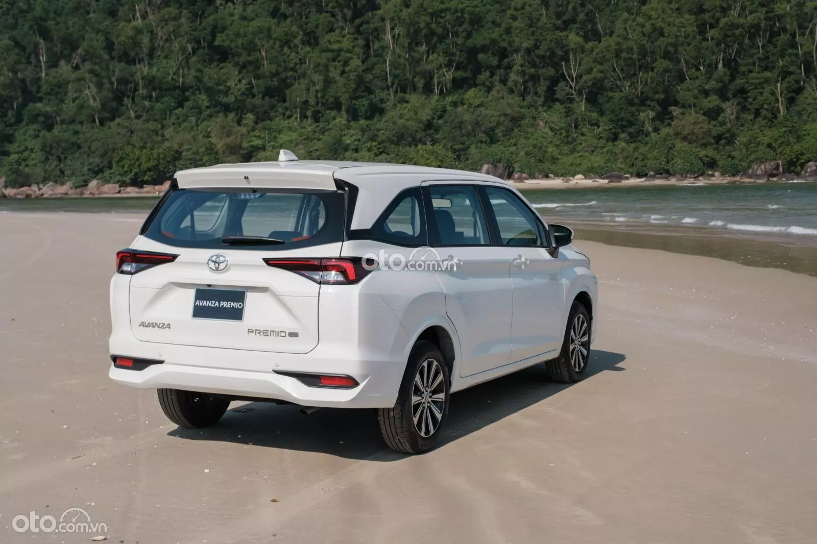hông xe Toyota Avanza Premio 2022.