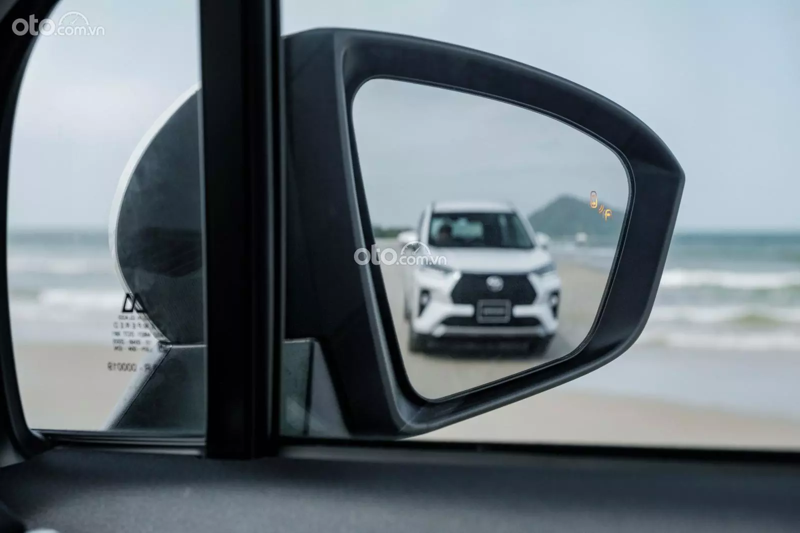 gương xe Toyota Avanza Premio 2022.