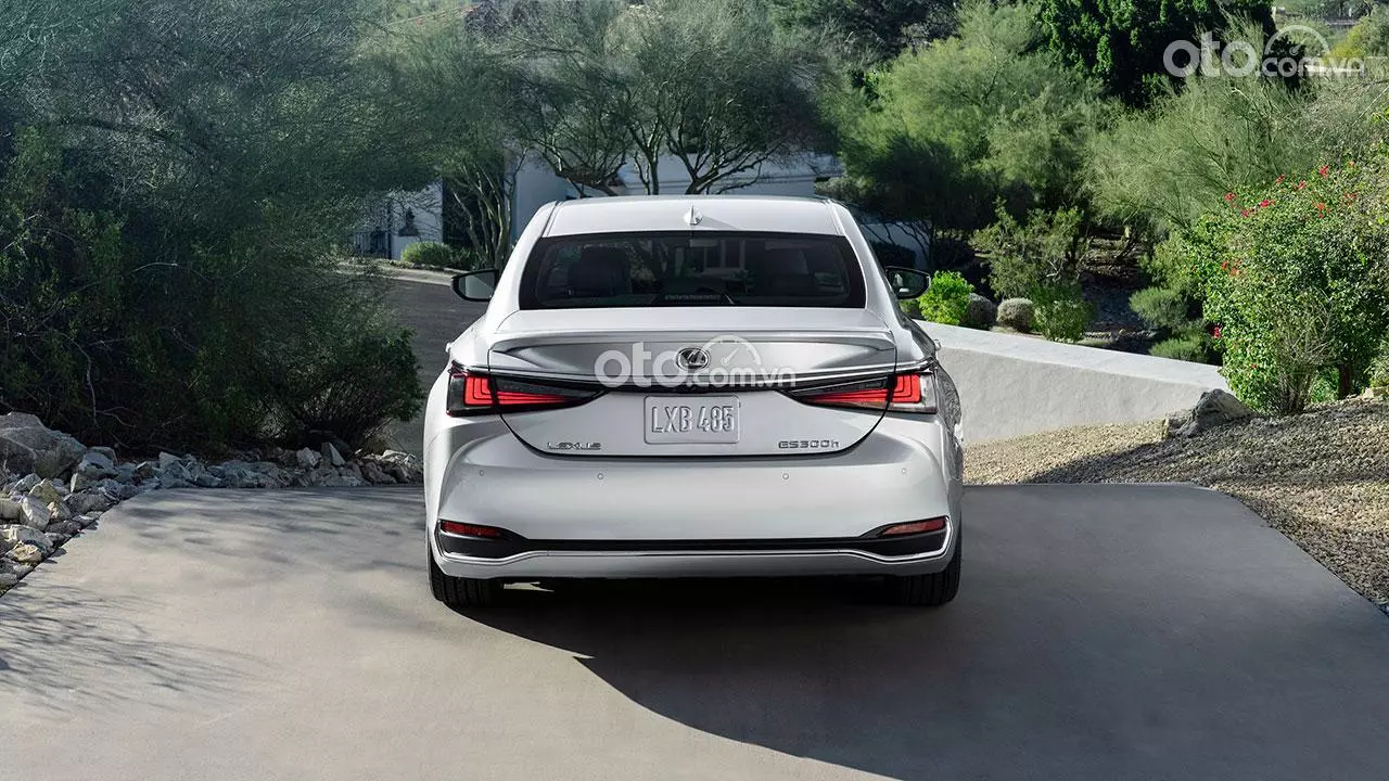 đuôi xe Lexus ES 250.