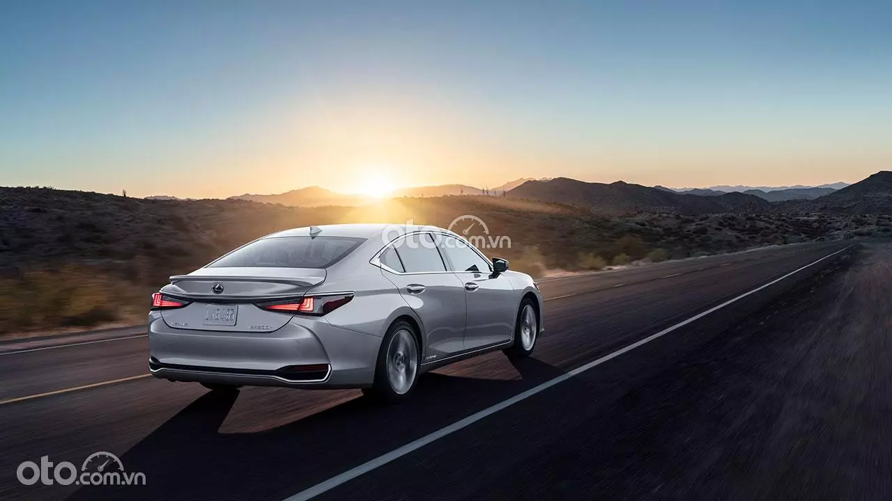Động cơ Lexus ES 300h 2021.