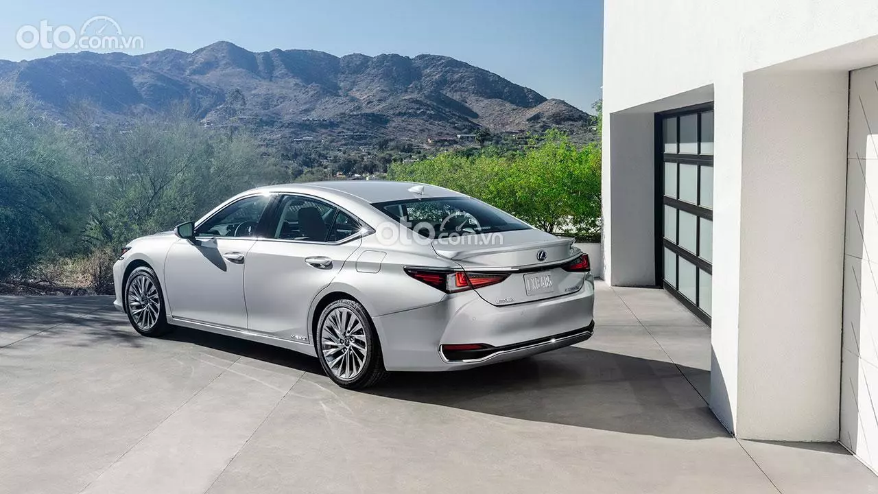 đuôi Lexus ES 300h 2021