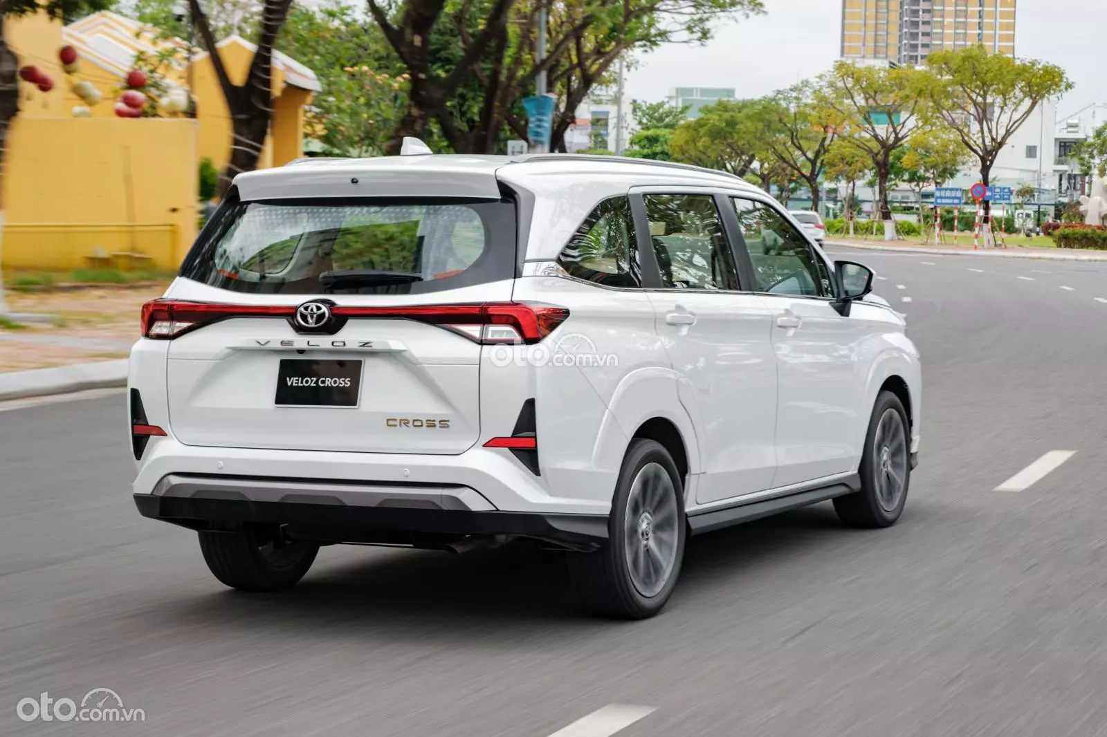 hông xe Toyota Veloz Cross 2022.