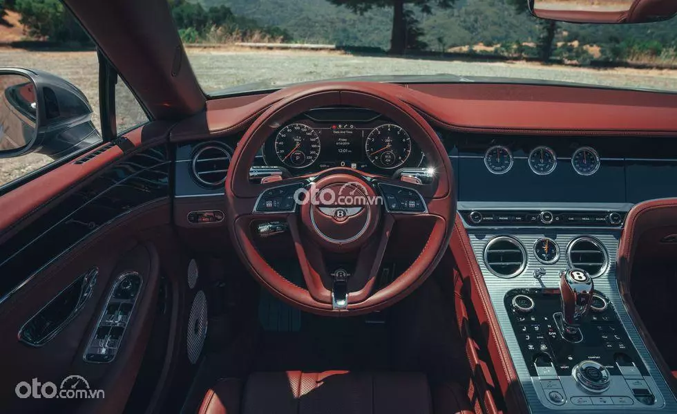 khoang cabin Bentley Continental 2021-2022.