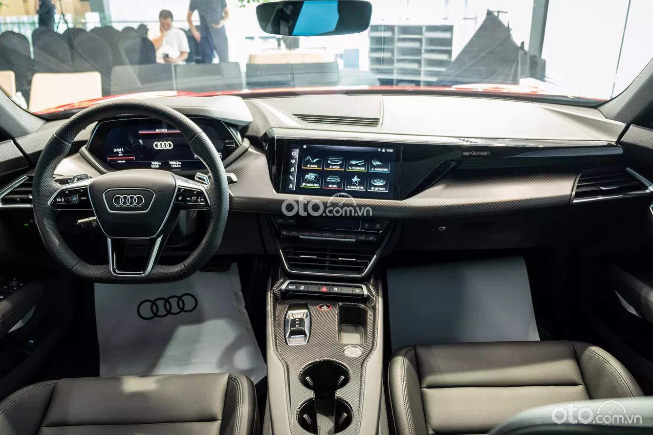 Khoang nội thất Audi e-tron GT 2022 hiện đại, tiện nghi.