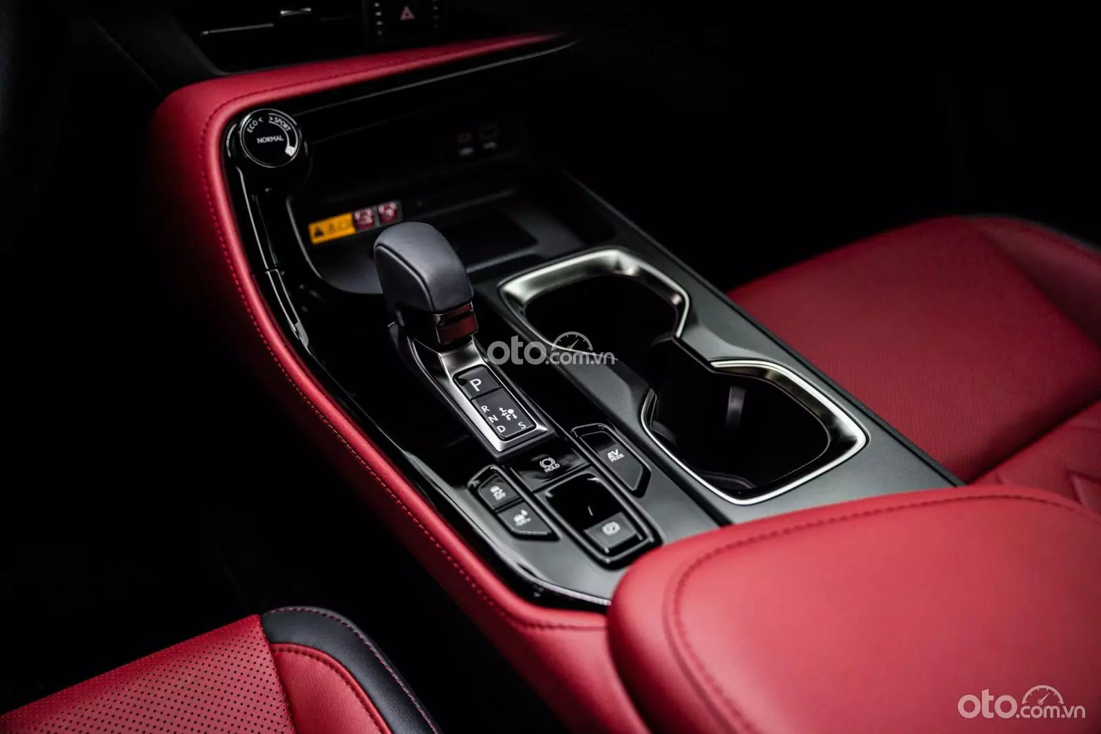 hộc đựng cốc bên trong xe Lexus NX 350 hộc đựng cốc bên trong xe Lexus NX 350.