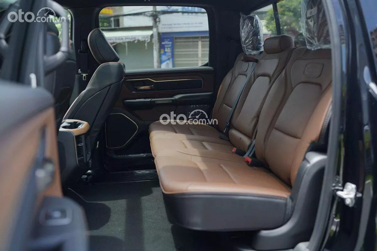 hàng ghế sau xe RAM 1500.