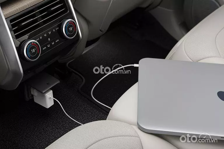 ổ cắm sạc xe Land Rover Range Rover 2022.