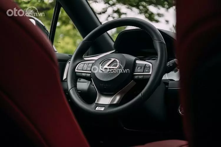 vô-lăng xe Lexus IS 300 F Sport.