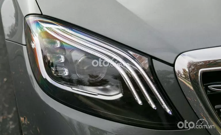 đèn ban ngày xe Mercedes-Maybach S 560 2022.