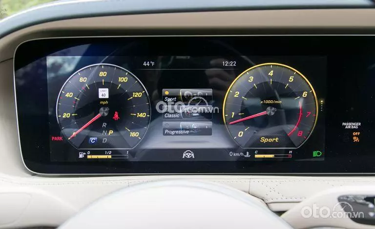 đồng hồ thông số xe Mercedes-Maybach S 560.