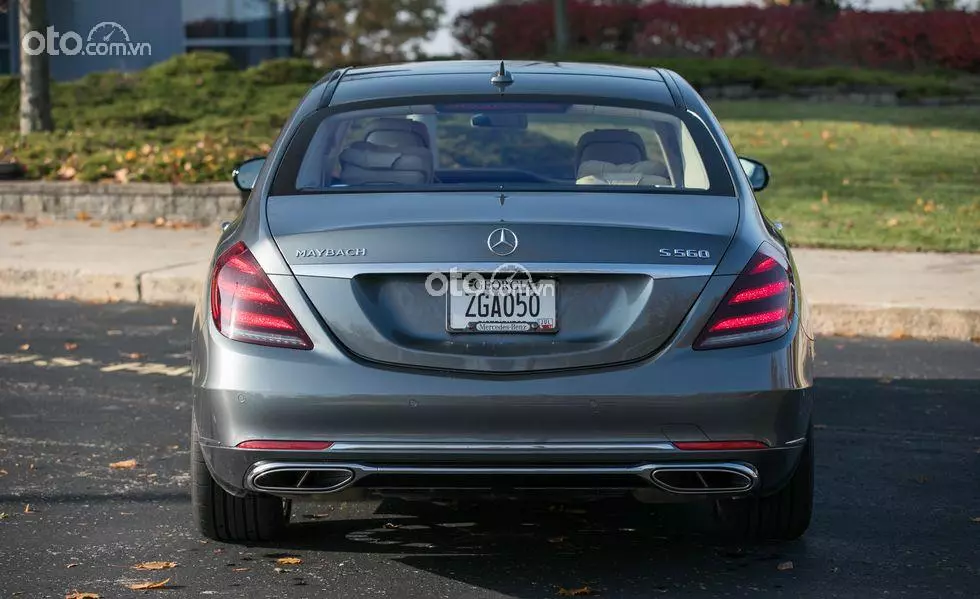 đuôi xe Mercedes-Maybach S 560 2022.