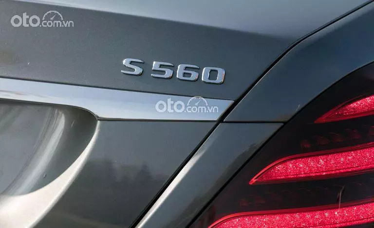 huy hiệu xe Mercedes-Maybach S 560 2022.