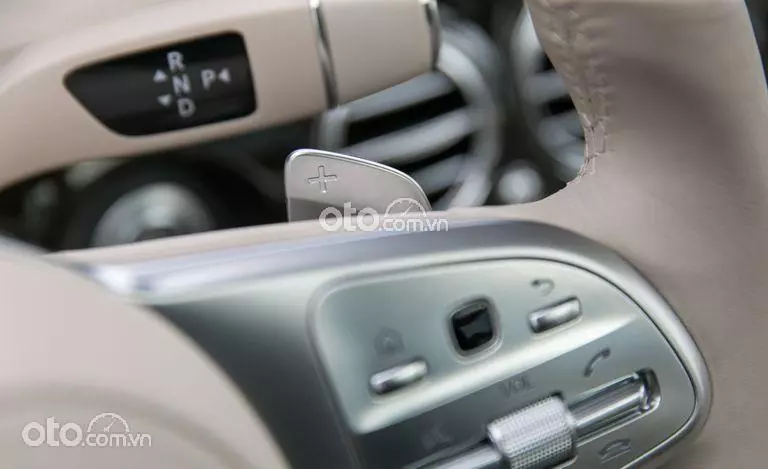 lẫy chuyển số xe Mercedes-Maybach S 560.