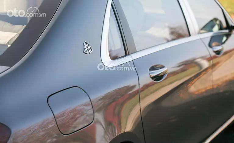logo xe Mercedes-Maybach S 560 2022.