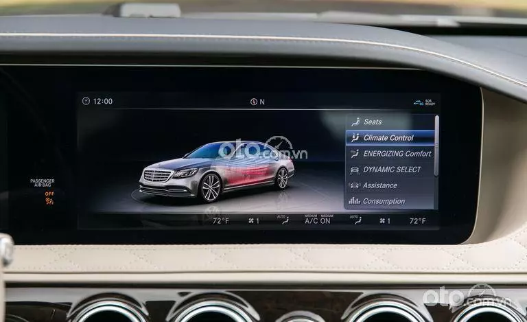 màn hình thông tin xe Mercedes-Maybach S 560.