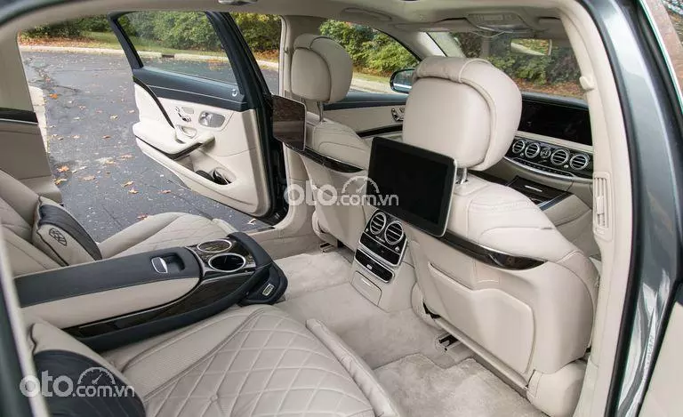 màn hình cho hàng ghế sau của xe Mercedes-Maybach S 560.