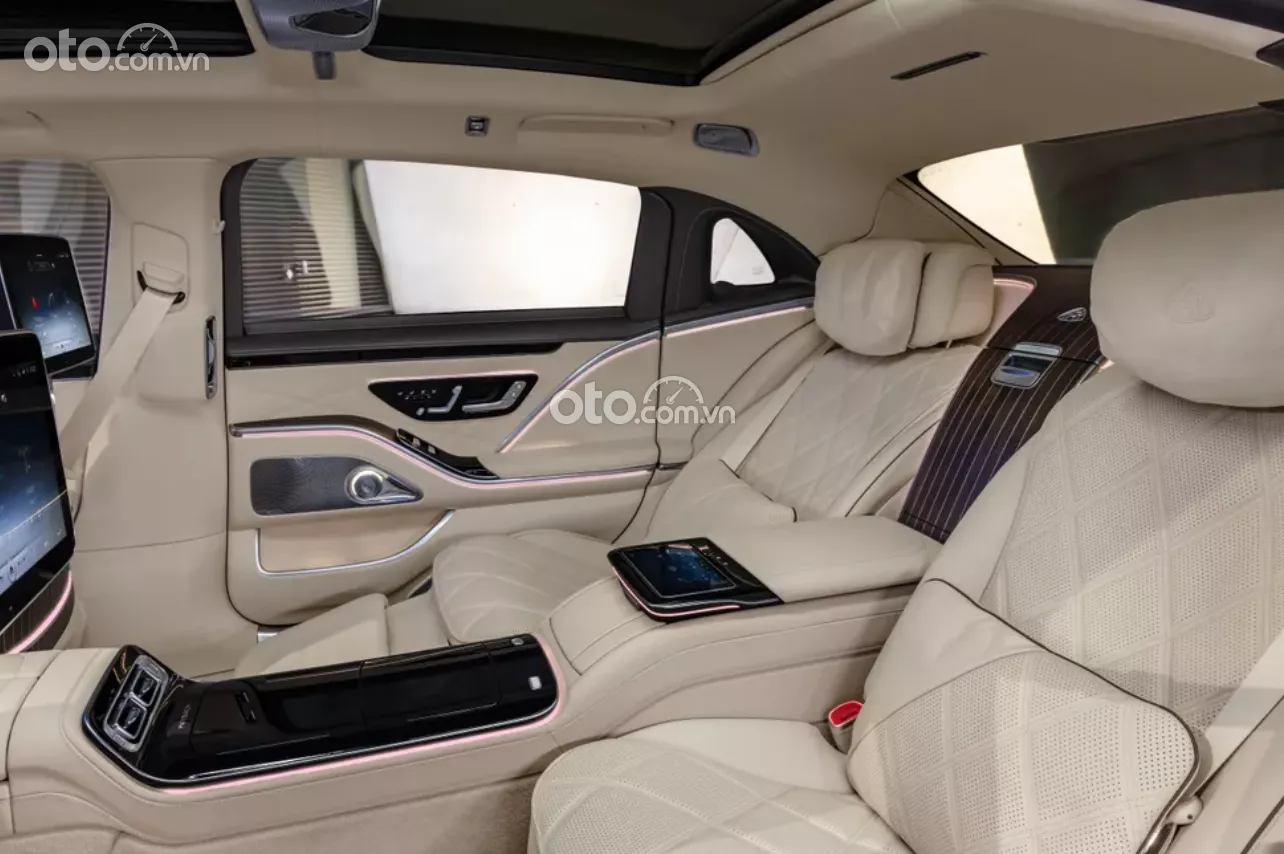 Hàng ghế ông chủ trên Maybach S 680 4Matic .