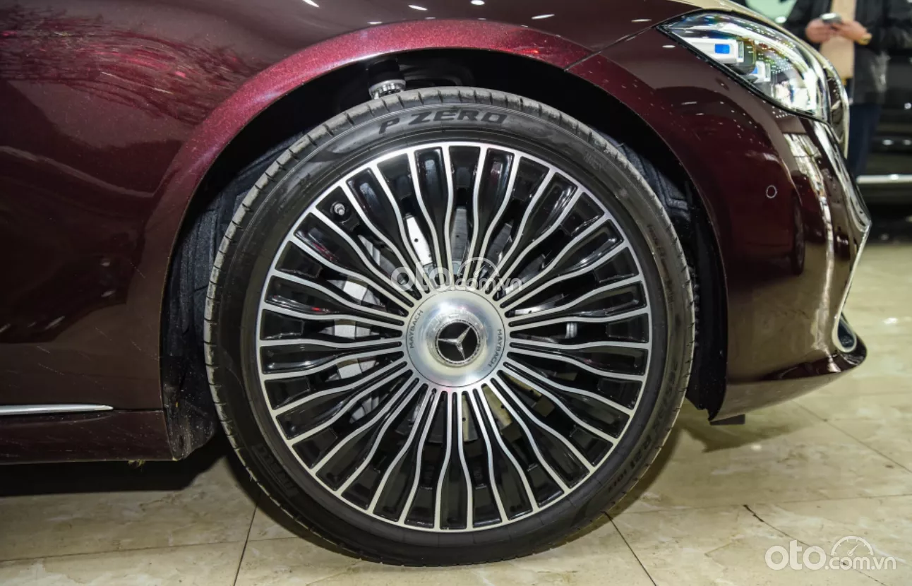 Bộ la-zăng kích thước 20 inch đa chấu, mạ chrome sáng bóng trên .