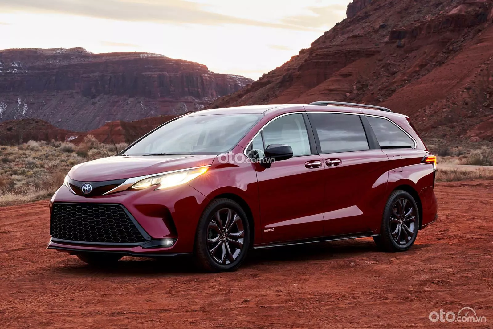 đầu xe Toyota Sienna 2021.