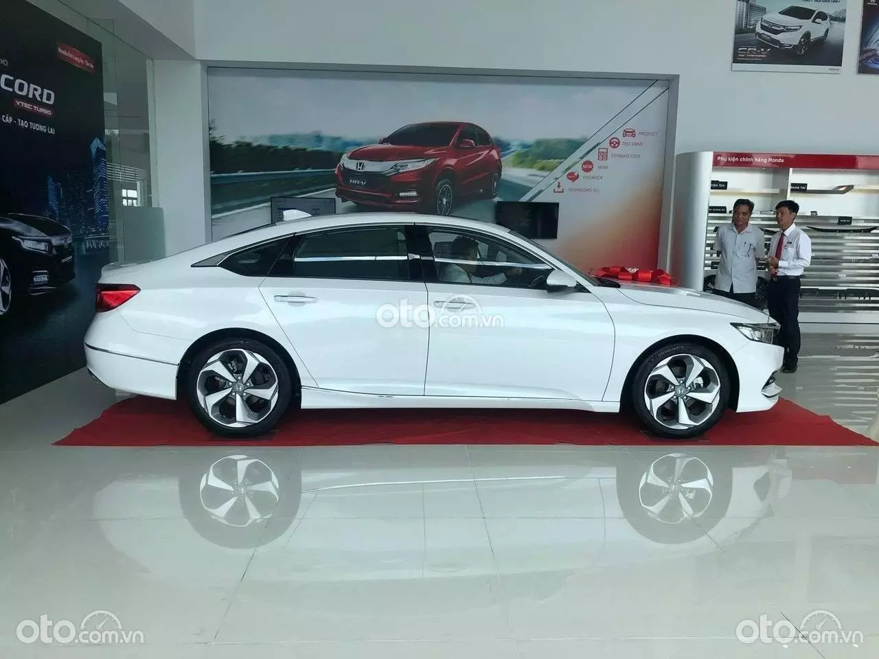 Tổng thể thân xe Honda Accord.