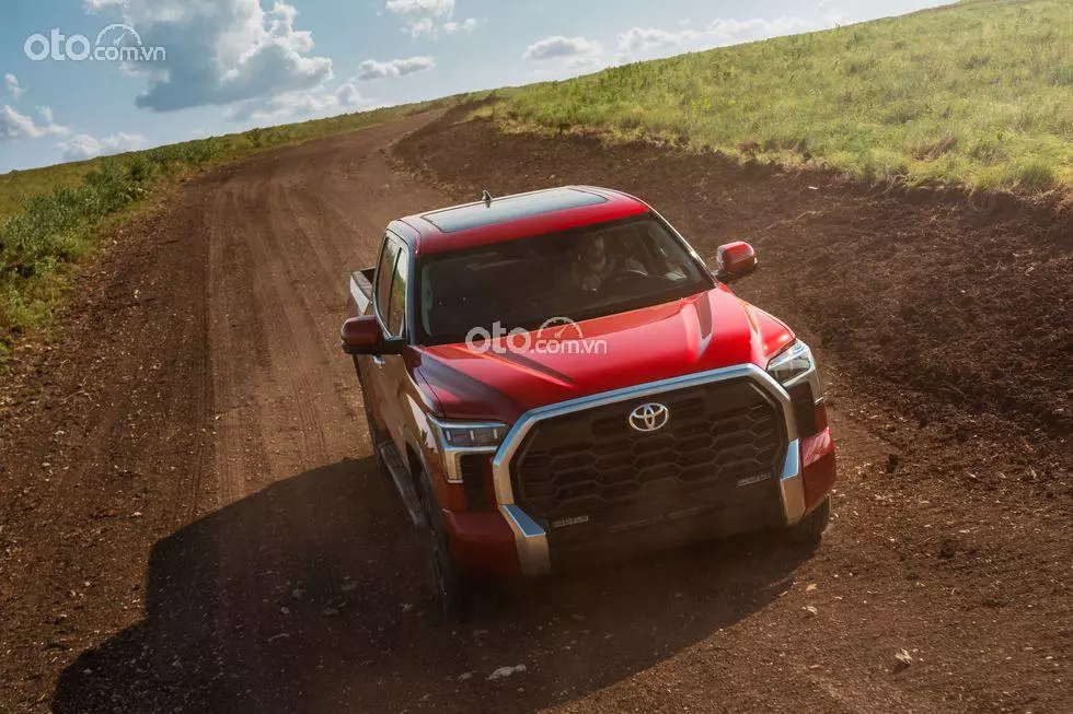 nắp ca-pô xe Toyota Tundra 2022.