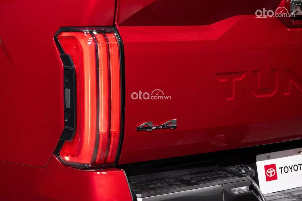 đèn hậu xe Toyota Tundra 2022.