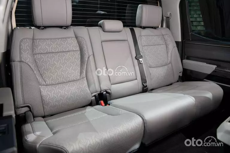 hàng ghế thứ 2 của xe Toyota Tundra 2022.